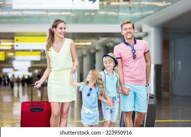 Family Children Airport Stock Photo 323950916 | Shutterstock