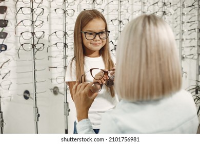 1,075 Family choosing glasses Images, Stock Photos & Vectors | Shutterstock