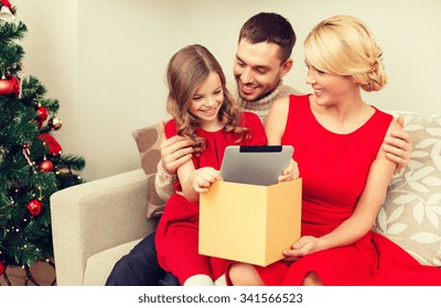 Family, Christmas, X-mas, Technology And People Concept - Smiling Family With Tablet Pc