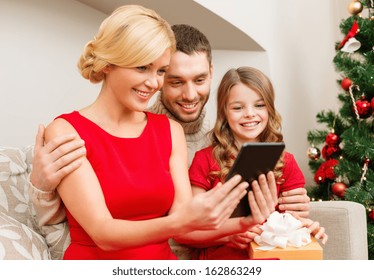 Family, Christmas, X-mas, Winter, Happiness, Technology And People Concept - Smiling Family With Tablet Pc