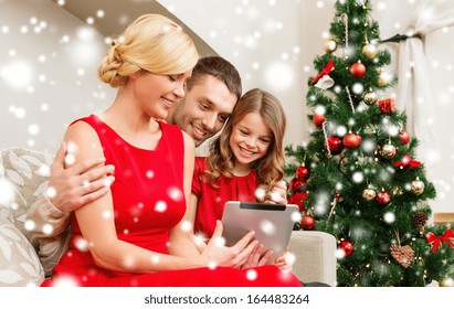 Family, Christmas, X-mas, Winter, Happiness, Technology And People Concept - Smiling Family With Tablet Pc