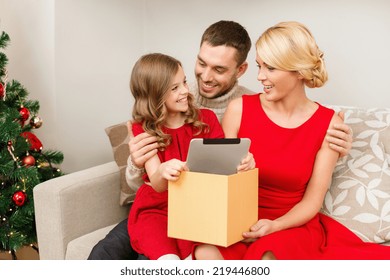 Family, Christmas, X-mas, Winter, Happiness, Technology And People Concept - Smiling Family With Tablet Pc