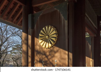 Family Crest Of The Chrysanthemum On The Wooden Gate