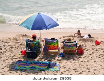 13,953 Family on the beach umbrella Images, Stock Photos & Vectors ...