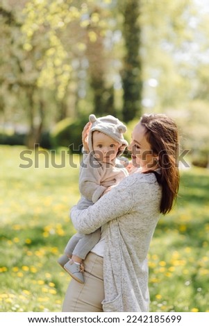 Similar – glückliche Mutter und Baby, die zu Hause im Schlafzimmer spielen.