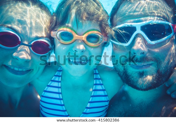 Photo De Stock De Famille Samusant En Piscine Portrait