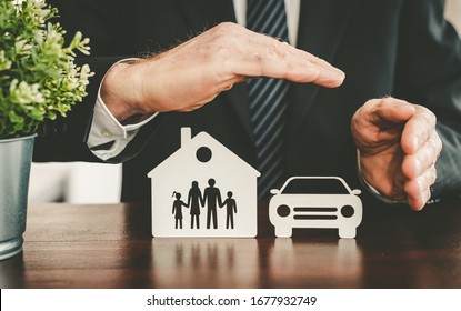Handgeschützte Familien-, Haus- und Autoversicherungen - Konzept der Lebens-, Haus- und Autoversicherung