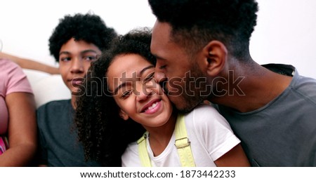 Foto Bild Bruder und Schwester von Hinten am Zaun