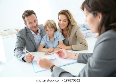 Family Meeting Real-estate Agent To Buy New Home