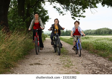 Family On Bikes Stock Photo 15315382 | Shutterstock