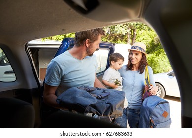 Family Packing Car Ready For Summer Vacation