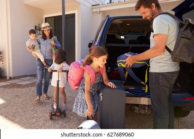 Family Packing Car Ready For Summer Vacation