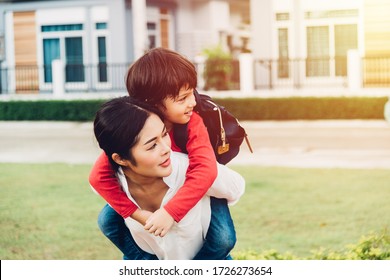 474 Mom shoulder ride Stock Photos, Images & Photography | Shutterstock