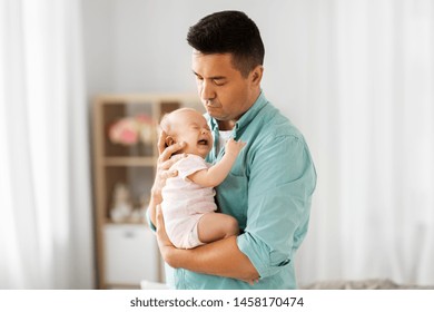 Konzept von Familie, Elternschaft und Vaterschaft - mittelalter Vater tröstet kleine Tochter zu Hause