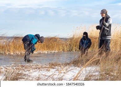 Family Pond Hockey, Saskatchewan Canada