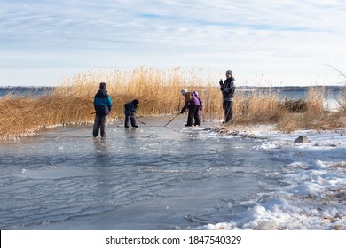 Family Pond Hockey, Saskatchewan Canada