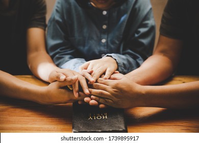 Family Pray Together Praying With Parent At Home, Online Group Worship, World Day Of Prayer, International Day Of Prayer, Hope, Gratitude, Thankful, Trust