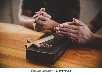 Family Pray Together Praying With Parent At Home, Online Group Worship, World Day Of Prayer, International Day Of Prayer, Hope, Gratitude, Thankful, Trust