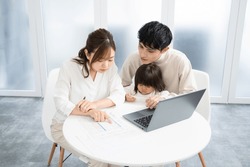 A Family Prepares Documents For Year-end Adjustments And Insurance Premium Deductions. The Contents Written In This Document Are Official Japanese Documents And There Are No Copyright Issues.