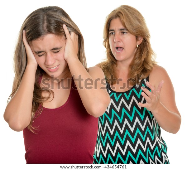 家族の問題 十代の子どもの争い 母親が10代の娘を怒鳴る 白い背景 の写真素材 今すぐ編集