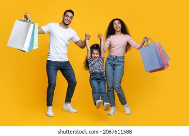 5,625 Family carrying shopping bags Images, Stock Photos & Vectors ...