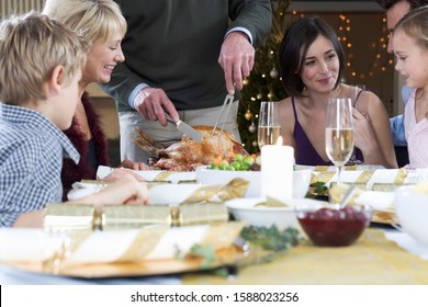 크리스마스 저녁 식사를 위해 앉아 있는 가족 스톡 사진