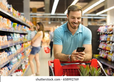 Family Supermarket Stock Photo 658992769 | Shutterstock