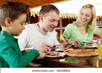 Family Pizza Eating Images Stock Photos Vectors Shutterstock