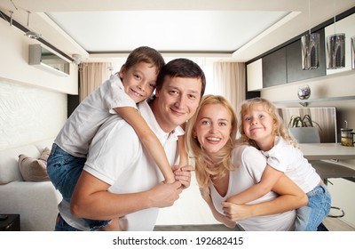 Familie mit zwei Kindern zu Hause
