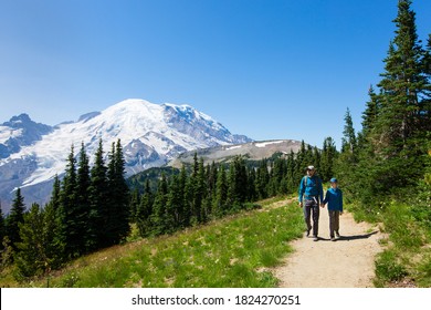 Zweierfamilie, Vater und Sohn, Wandern und genießen Berg Rainer Nationalpark in Washington Zustand, usa, gesundes aktives Lifestyle Konzept