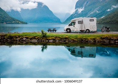 Voyage en famille RV, voyage de vacances à motorhome, voiture Caravan Vacation. Belle nature Norvège paysage naturel.