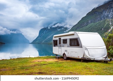 Семейный отдых путешествия RV, отпуск на автодом, Караван автомобиль отпуск. Красивая природа Норвегии природный ландшафт.