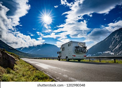 Voyage en famille RV, voyage de vacances à motorhome, voiture Caravan Vacation. Belle nature Norvège paysage naturel.