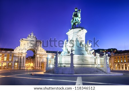 Famous arch at the Praca do Comercio showing Viriatus, Vasco da Gama, Pombal and Nuno Alvares Pereira