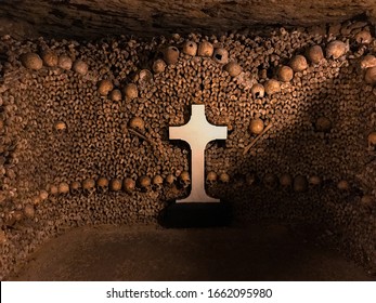 The famous catacombs (Les catacombs de Paris) are underground tunnels and tourist attractions, where human bones are found in the tunnels. Museum in the old vault.