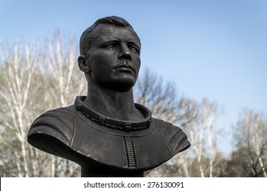 Famosa estatua de la cabeza de bronce del cosmonauta Gagarin
