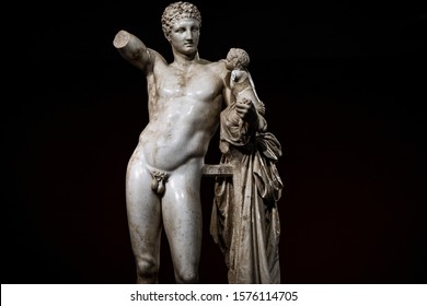 El famoso Hermes de la estatua de Praxiteles en el museo en la Antigua Olimpia, Grecia, en un fondo negro