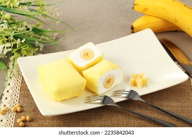 Famous Hong Kong Desserts banana pancakes， banana crepe cake roll