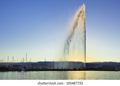 The famous fountainÂ?Â� in Lake Geneva at sunset.