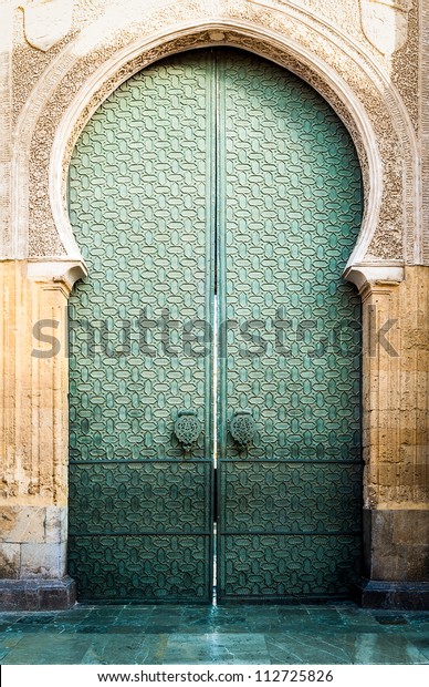スペインの有名なランドマーク アンダルシア コルドバの美しい大聖堂メズキタ 緑のドアと古いアラビア語スタイルのアーチ スペインの伝統的な建築 ヨーロッパの宗教と観光地 の写真素材 今すぐ編集