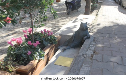 Famous street cat Tombili's bronze statue in Ziverbey, Kadikoy, Istanbul, Turkey, on October 7th, 2016