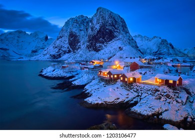 ノルウェーのロフォテン諸島にある有名な観光名所ハムノイ釣り村で 冬の雪の中に赤いロルブハウスが照らされる の写真素材 今すぐ編集