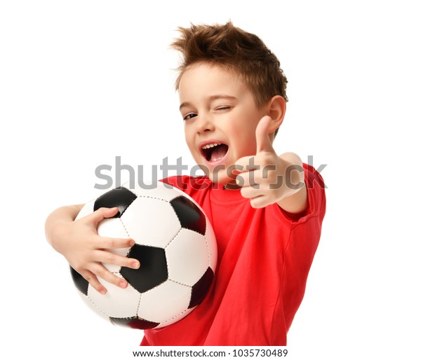 白い背景にサッカーボールを赤いtシャツで持ち 笑顔で喜ぶ笑い声を上げるサッカーサックスサインフリーテキストコピースペース の写真素材 今すぐ編集