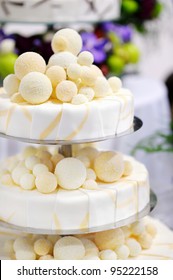 Fancy Delicious White And Yellow Wedding Cake