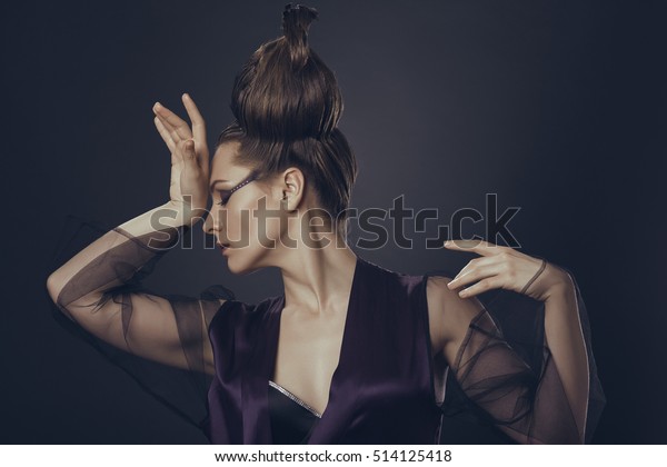 Encontre Imagens Stock De Modelo De Moda Feminina Chique Com Em Hd E Milhoes De Outras Fotos Ilustracoes E Imagens Vetoriais Livres De Direitos Na Colecao Da Shutterstock Milhares De Fotos Novas De Alta Qualidade Sao Adicionadas Todos Os Dias