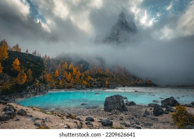 Fantastic Hiking, Photography And Travel Destination. Picturesque Lake Sorapis With Colorful Larches And Misty Mountains. Beautiful Autumn Scenery In The Dolomites, Italy, Europe