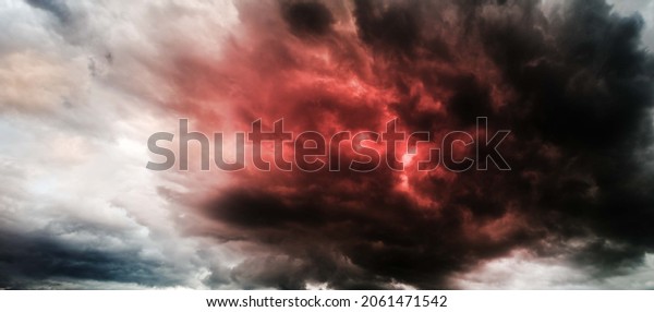 Fantastic sky presages apocalypse dramatic\
Fantastic sky presages\
apocalypse