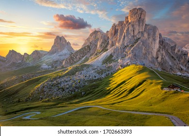 Fantástico paisaje de puesta de sol, paso alpino y altas montañas, Passo Giau con famoso Ra Gusela, picos Nuvolau en segundo plano, Dolomitas, Italia, Europa
