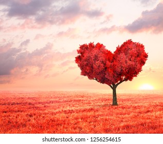 Fantasielandschaft mit rotem Baum in Herzform