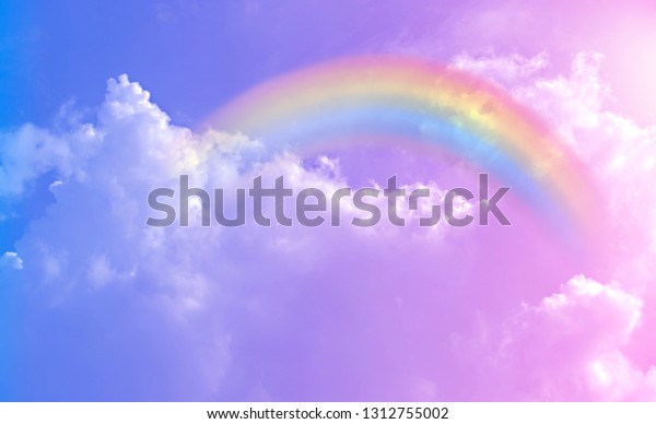空の上に幻想的な魔法の風景の虹 抽象的な大きなボリュームテクスチャーのふわふわした雲が まっすぐに見えるように輝く 綿毛 ピンクの紫のパステルカラー が美しい背景に の写真素材 今すぐ編集